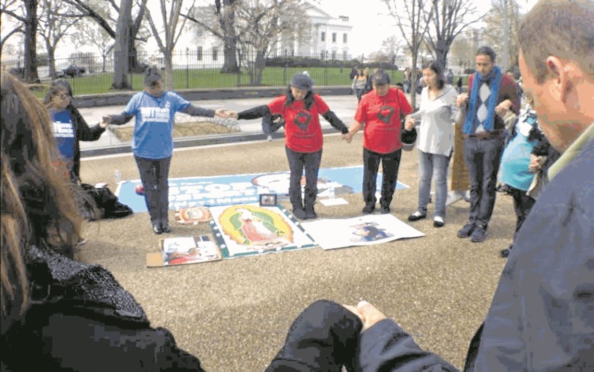 Un grupo de Dreamers protesta frente a la Casa Blanca, en Washington, en contra de las deportaciones de jóvenes que han estudiado en universidades de Estados Unidos, en diciembre último. (Foto Prensa Libre: HemerotecaPL)