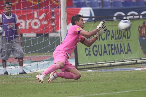 Jaime Penedo logra detener el balón en el tiro penalti que ejecutó Erwin Morales. (Foto Prensa Libre: Jesús Cuque)