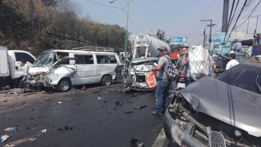 A consecuencia del accidente no hay paso de San Cristobal hacia Mixco