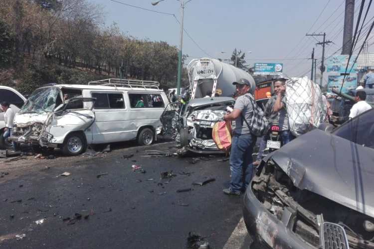 A consecuencia del accidente no hay paso de San Cristobal hacia Mixco