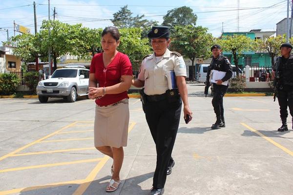 Nohemí Pocó Cú fue capturada por las autoridades en San Benito, Petén,   señalada de secuestrar a un menor. (Foto Prensa Libre: Rigoberto   Escobar)