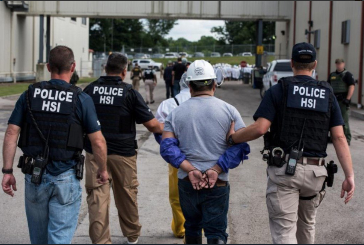 FOTO La policía estadounidense realizó una redada en una planta procesadora en Ohio, donde capturó a más de cien migrantes indocumentados, en su mayoría guatemaltecos.(Foto Prensa Libre: Hemeroteca)