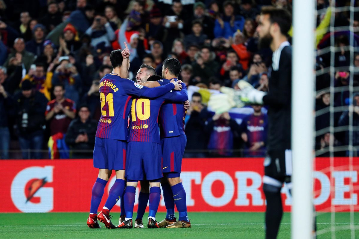 Lionel Messi festeja con sus compañeros su primer anotación ante el Celta, en la Copa del Rey. (Foto Prensa Libre: EFE)