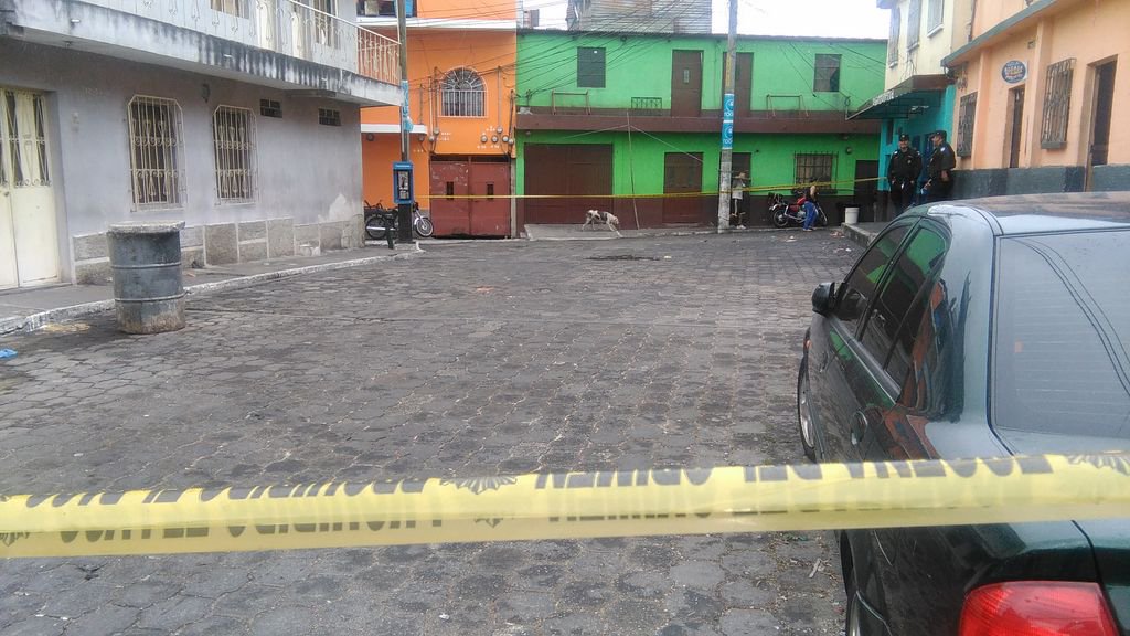 El lugar fue cerrado al tránsito mientras se recogen los casquillos y otra evidencia. (Foto Prensa Libre: Estuardo Paredes)
