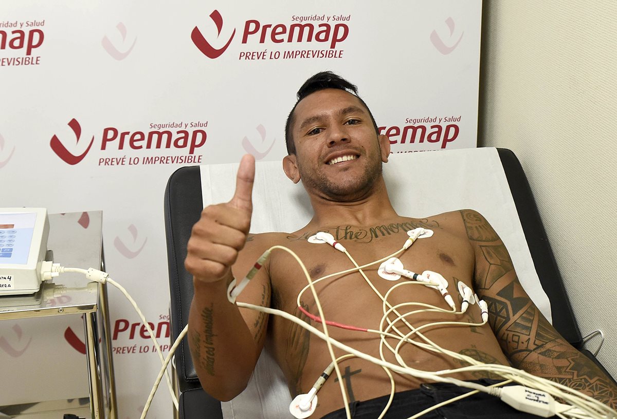 Uno de los refuerzos del Sevilla, el argentino Walter Montoya durante el reconocimiento médico.(Foto Prensa Libre: EFE)