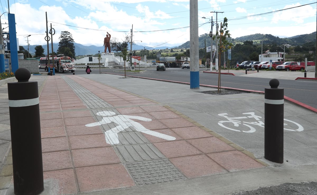 Este es el punto donde inicia el proyecto de áreas reservadas para peatones y ciclistas en Salcajá. (Foto: Prensa Libre Fred Rivera)
