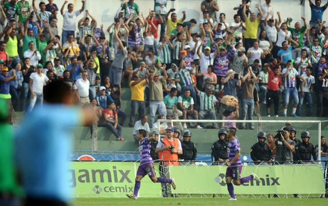 Los jugadores de Antigua GFC, encabezados por Alexis Matta, celebran el primer gol contra Malacateco. (Foto Prensa Libre: Francisco Sánchez)