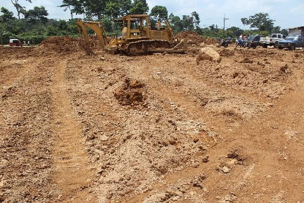 Maquinaria empareja terreno.