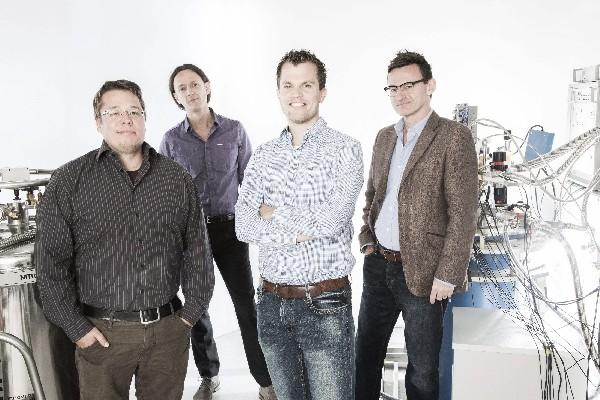 Los científicos australianos Juha Muhonen, Andrea Morello, Menno  Veldhorst y Andrew Dzurak que han creado dos tipos de qubits (bit  cuántico). (Fotografía Prensa Libre. EFE)