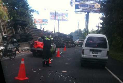 El tráiler obstruye un carril de ambas vías en ruta a El Salvador. (Foto cortesía de Javier Valenzuela)