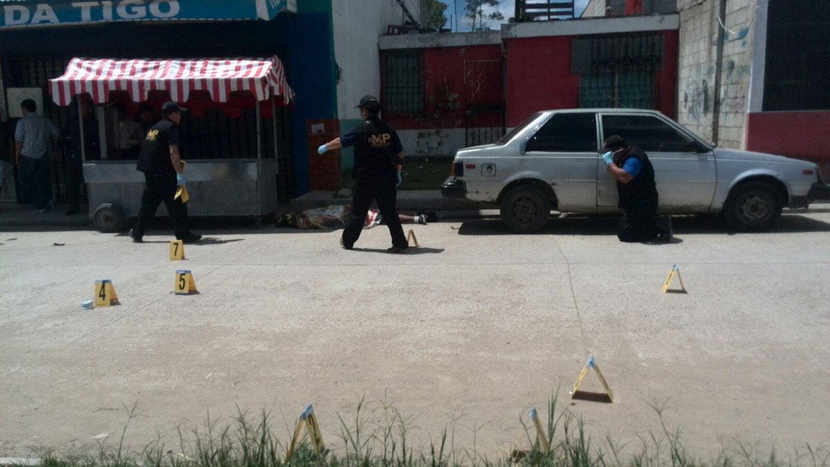 Dos hombre murieron en San Pedro Ayampuc luego de un ataque armado. (Foto Prensa Libre: Bomberos Voluntarios)
