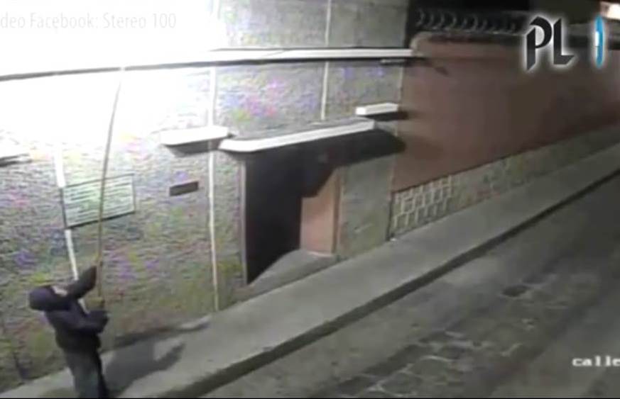 Sujetos son captados por cámara de seguridad cuando roban una lámpara en Xela. (Foto Prensa Libre)