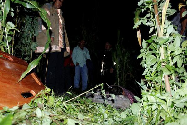 Curiosos observan el cadáver de Juan Maguey Puc, quien murió baleado, en Sumpango. (Foto Prensa Libre: Víctor Chamalé)