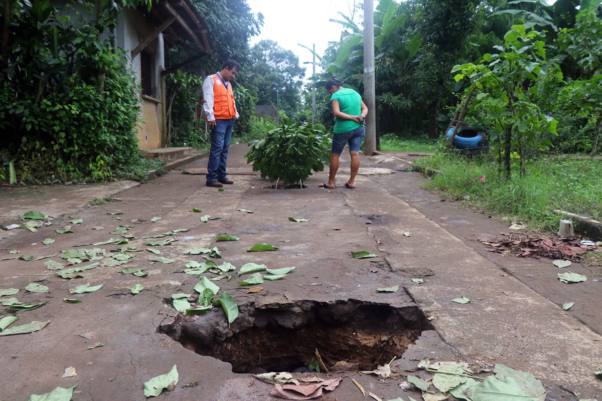Vecinos están preocupados porque la calle podría colapsar por las lluvias. (Foto Prensa Libre: Rolando Miranda)
