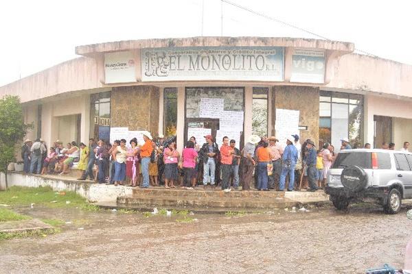 Edificio de la Cooperativa El Monolito, en calle 15 de Septiembre, en Los Amates, Izabal.