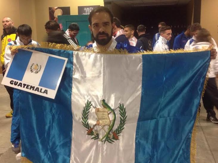 El atleta guatemalteco Andrés García posa con la bandera de Guatemala. (Foto Prensa Libre: Cortesía: GNC y SIDEC)
