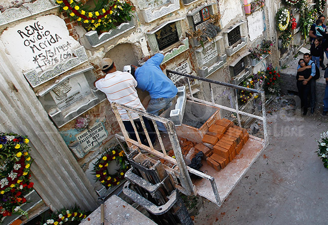 Tipica escena de un entierro en el Cementerio General. (Foto: Hemeroteca PL)