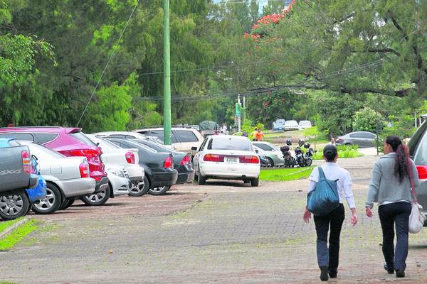 Comercios utilizan  área municipal en el bulevar Vista Hermosa, zona 15, como estacionamiento de vehículos. (Foto Prensa Libre: Estuardo Paredes)