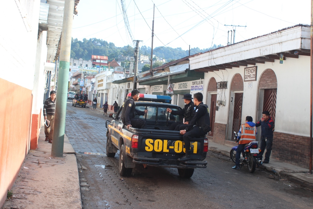 Agentes de la PNC patrullan calles de Sololá. (Foto Prensa Libre: Édgar René Sáenz)