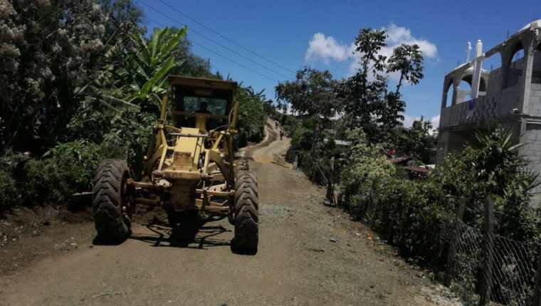 Trabajos de mantenimiento de la calle principal entre la Aldea Tobon y la Aldea Laguna Seca. (Foto Prensa Libre: Municipalidad de San Pedro Pinula)