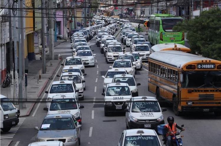 En Guatemala el gremio de taxistas también se ha mostrado antagónico a la plataforma tecnológica. El 27 de agosto pasado realizaron una protesta en varios puntos de la capital. (Foto Prensa Libre: Estuardo Paredes)