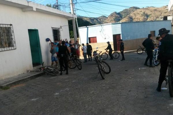 Agentes de la PNC registran a transeúntes en un área de la Colonia del Norte, en la cabecera de Jutiapa. (Foto Prensa Libre: Óscar González)