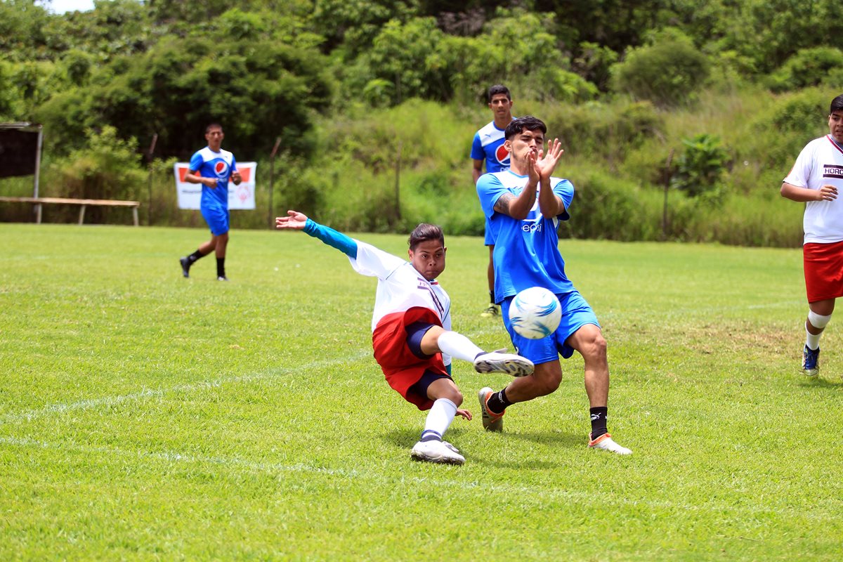 Randy Ventura, de Olimpiadas Especiales, jugó en las canchas de Greenfieldcon Comunicaciones. (Foto Prensa Libre: Carlos Vicente)