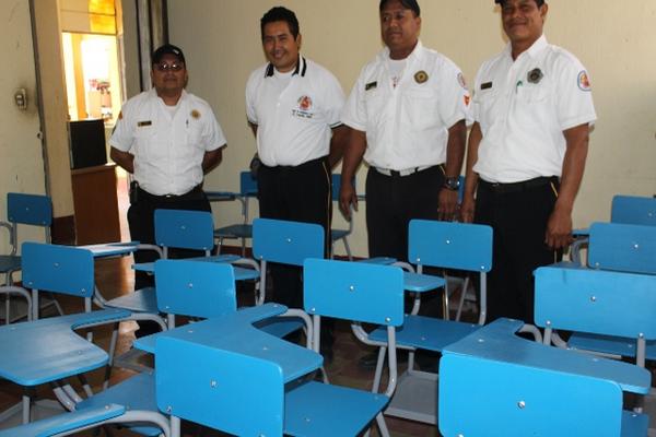 Rescatistas de la 26 Compañía de Bomberos Voluntarios en Jutiapa junto a los pupitres donados por un empresario. (Foto Prensa Libre: Óscar González).  <br _mce_bogus="1"/>