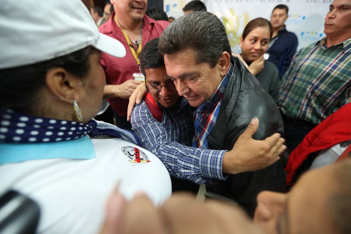 Acevedo recibió abrazos, aplausos y ovaciones de los maestros que acompañaron la firma del pacto. (Foto Prensa Libre: Hemeroteca PL)