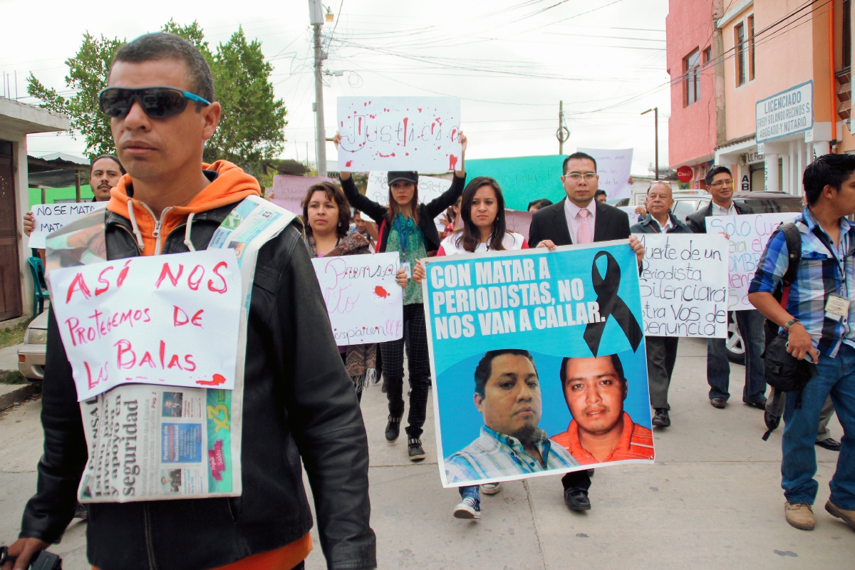 Comunicadores de Huehuetenango exigen aclarar muerte de dos periodistas. (Foto Prensa Libre: Mike Castillo)