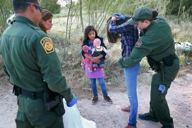 Agentes de la Patrulla Fronteriza revisan a dos menores detenidas en la frontera. (Foto Prensa Libre: Hemeroteca PL)