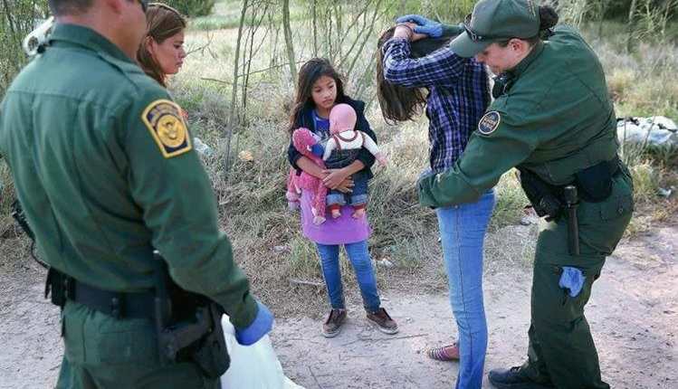 Agentes de la Patrulla Fronteriza revisan a dos menores detenidas en la frontera. (Foto Prensa Libre: Hemeroteca PL)