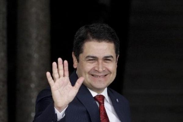 El presidente de Honduras, Juan Orlando Hernández, informó que nuevo impuesto aéreo cobrará vigencia en enero próximo. (Foto Prensa Libre: AP)