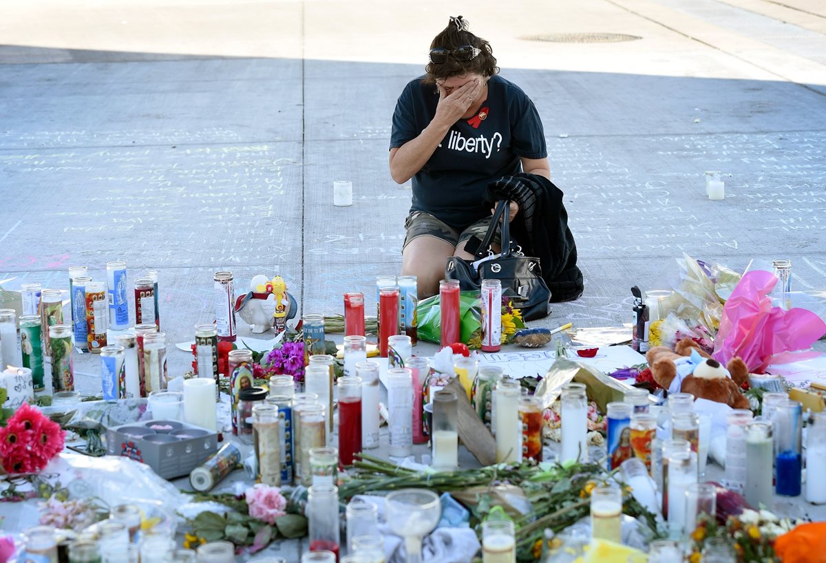 Luto y dolor dejó la matanza de Las Vegas. (Foto Prensa Libre: AFP)