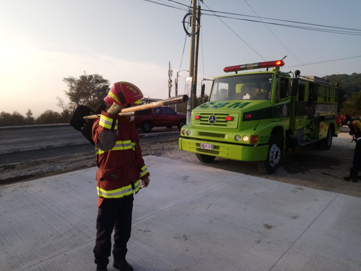 Bomberos permanecen en el sector para verificar los daños por el incendio en El Naranjo. (Foto Prensa Libre: La Red)