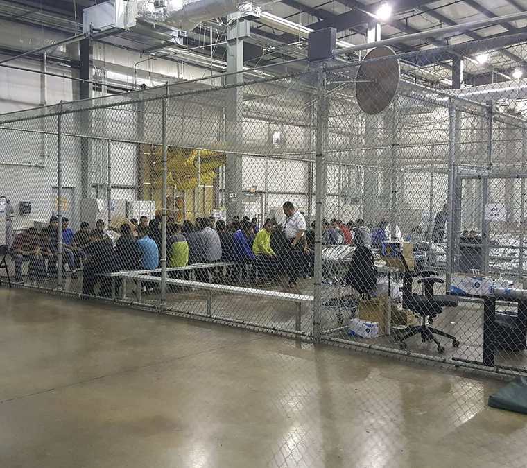 Grupo de inmigrantes centroamericanos que ingresaron por la frontera de EEUU ilegalmente son retenidos en McAllen, Texas. (AFP).