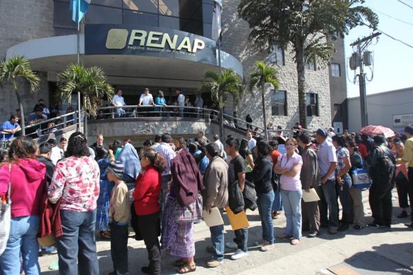 Decenas de personas esperan frente a la sede del Renap en la zona 7. (Foto Prensa Libre: Archivo)