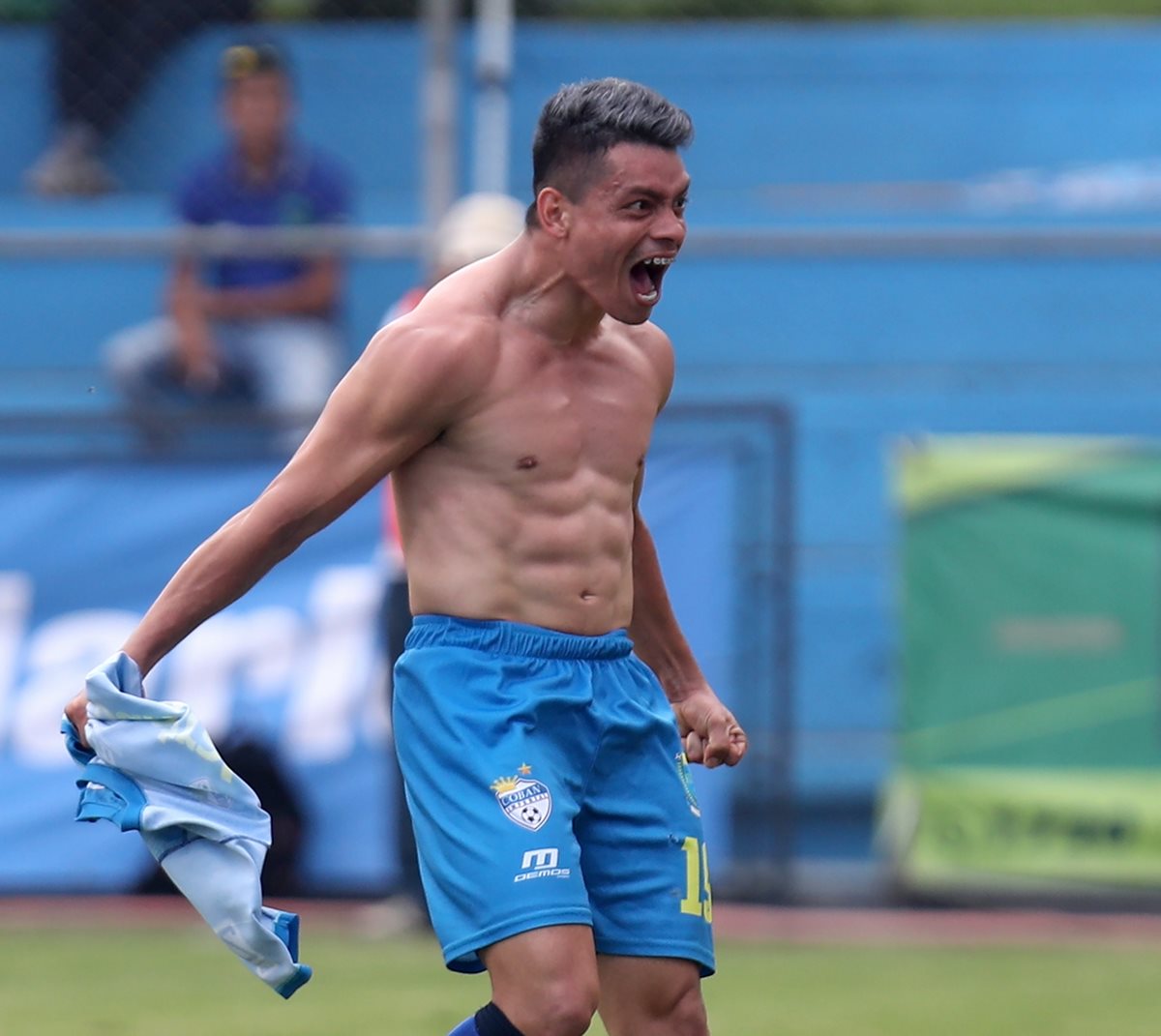 La celebración explosiva de Robin Betancourth después de anotar el gol de la victoria cobanera en el estadio "El Trébol". (Foto Prensa Libre: Carlos Vicente)