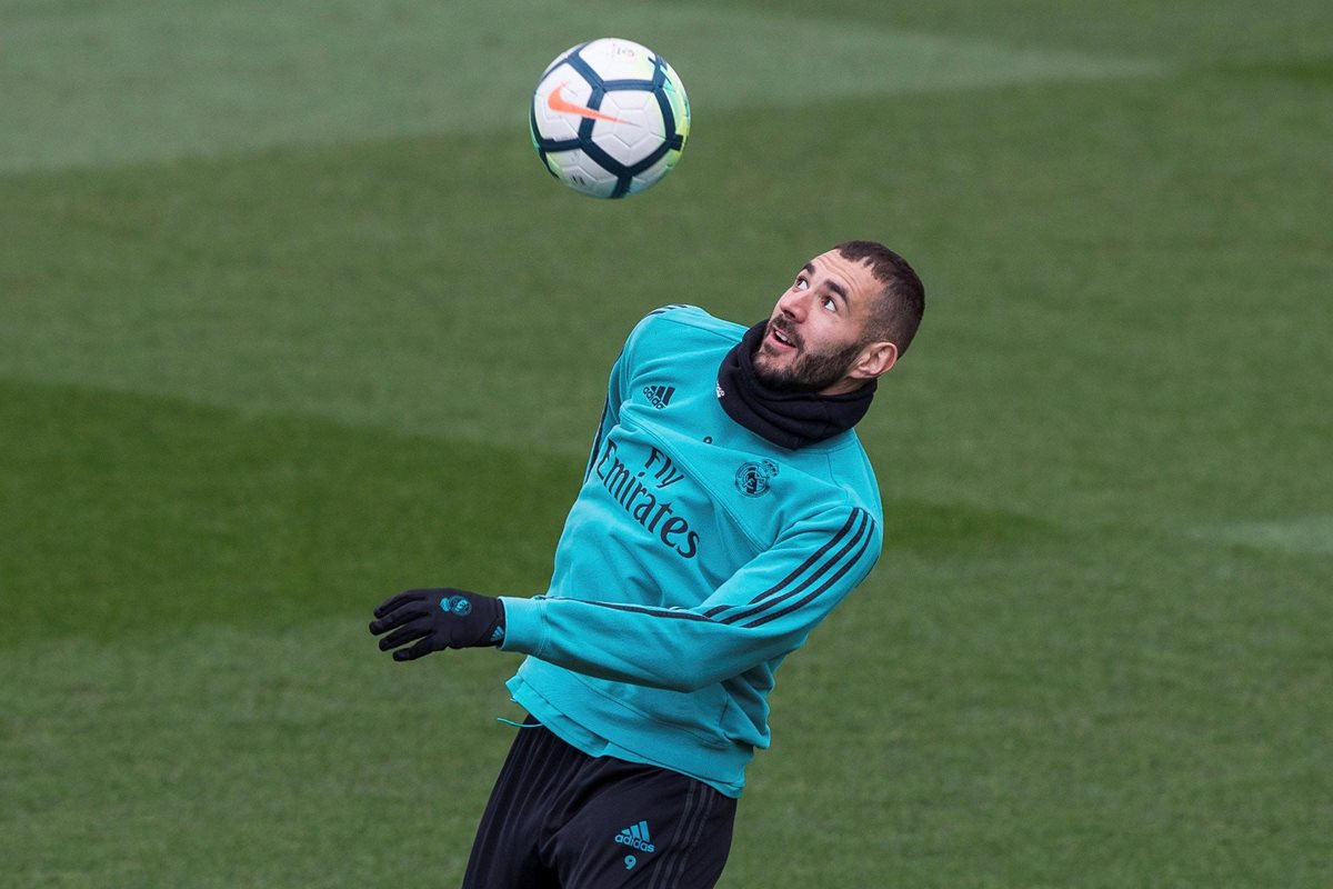 Karim Benzema, durante la práctica del Real Madrid, este viernes. (Foto Prensa Libre: EFE)