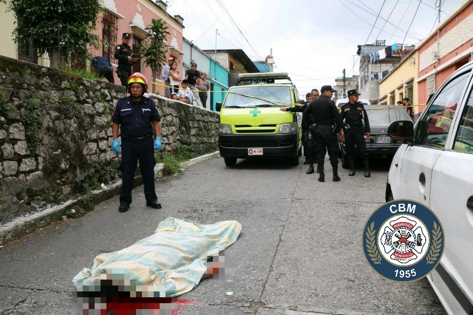 Un ataque armado dejo un hombre fallecido el domingo pasado en la zona 5. (Foto Prensa Libre: CBM)