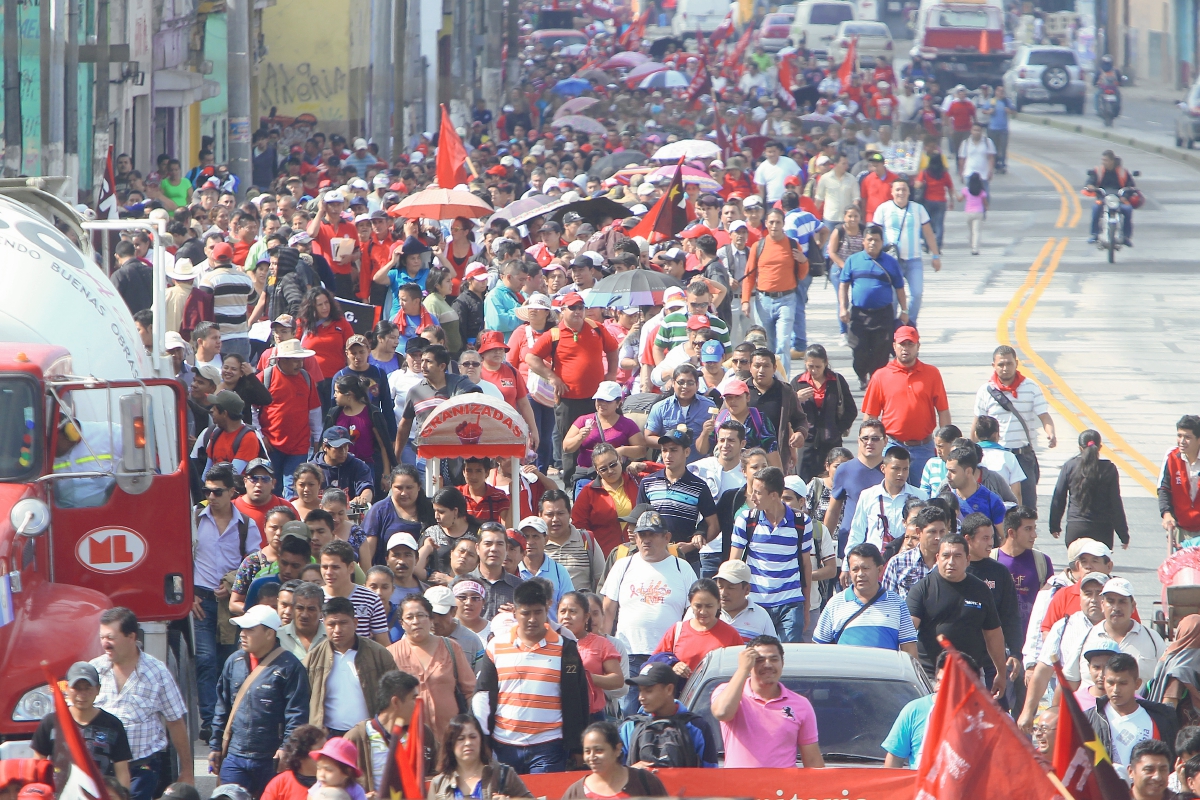 Salubristas enfilan por la avenida Bolívar, zona 8 en una de de las últimas movilizaciones en noviembre 2014. (Foto Prensa Libre: Hemeroteca PL)