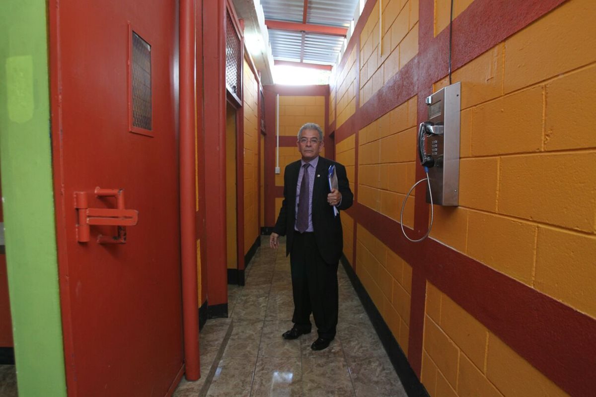 El juez Miguel Ángel Gálvez recorre la cárcel Matamoros, previo a anunciar la suspensión de los traslados. (Foto Prensa Libre: Érick Avila)