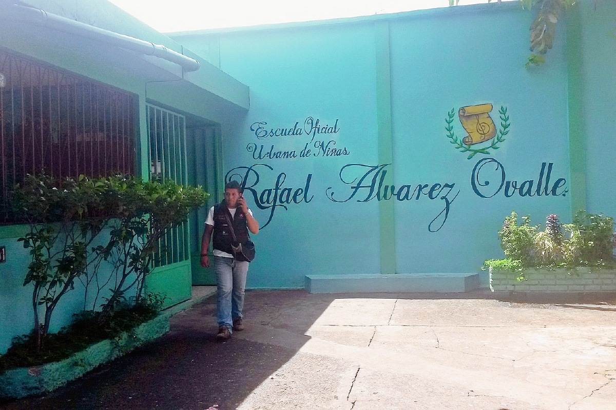 Entrada de la escuela de niñas Rafael Álvarez Ovalle, en Coatepeque, Quetzaltenango. (Foto Prensa Libre: Alexander Coyoy)