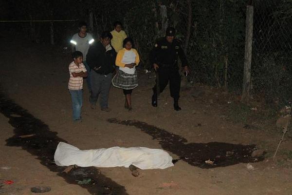 Víctor Manuel López Vanegas fue muerte de varios balazos. (Foto Prensa Libre: Carlos Paredes)