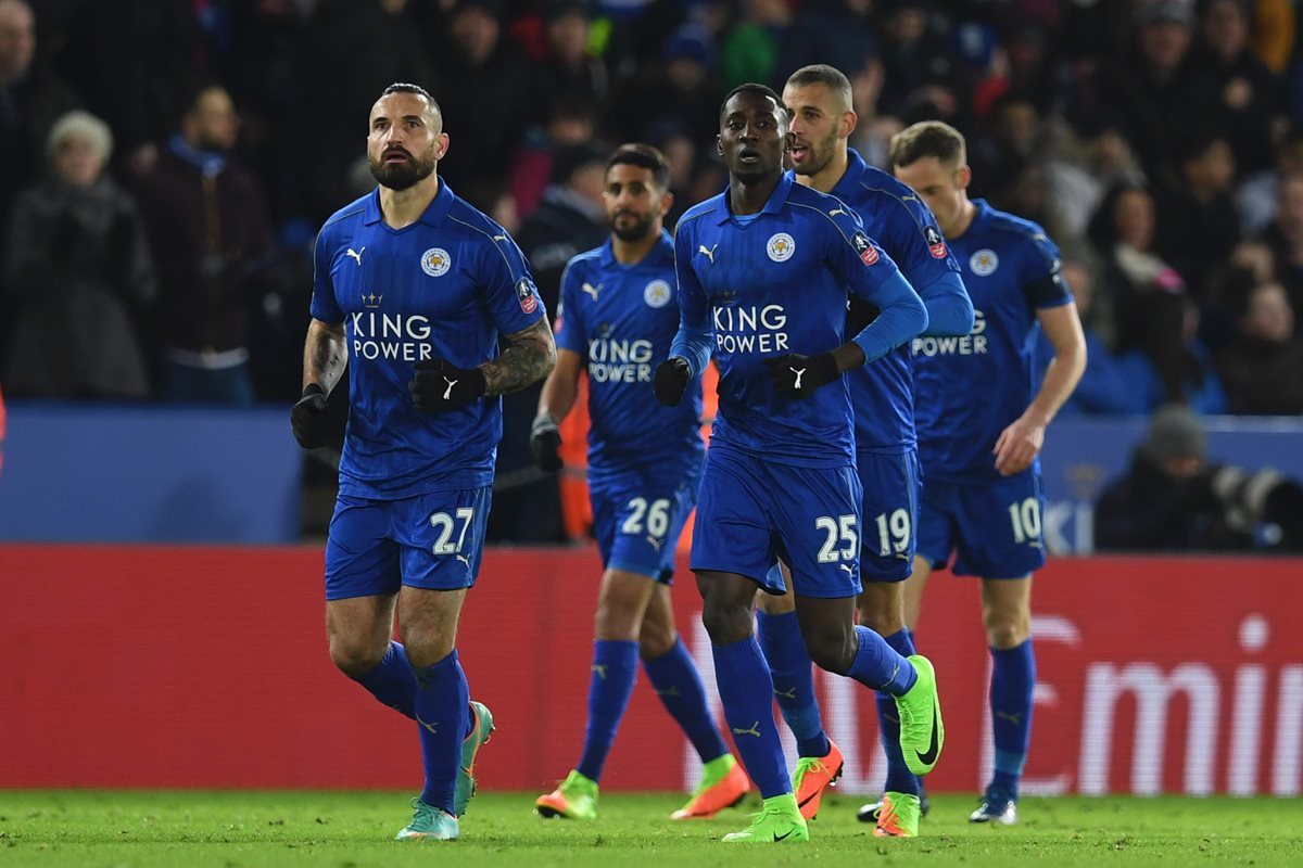 Los jugadores del Leicester festejan durante la clasificación. (Foto Prensa Libre: AFP)
