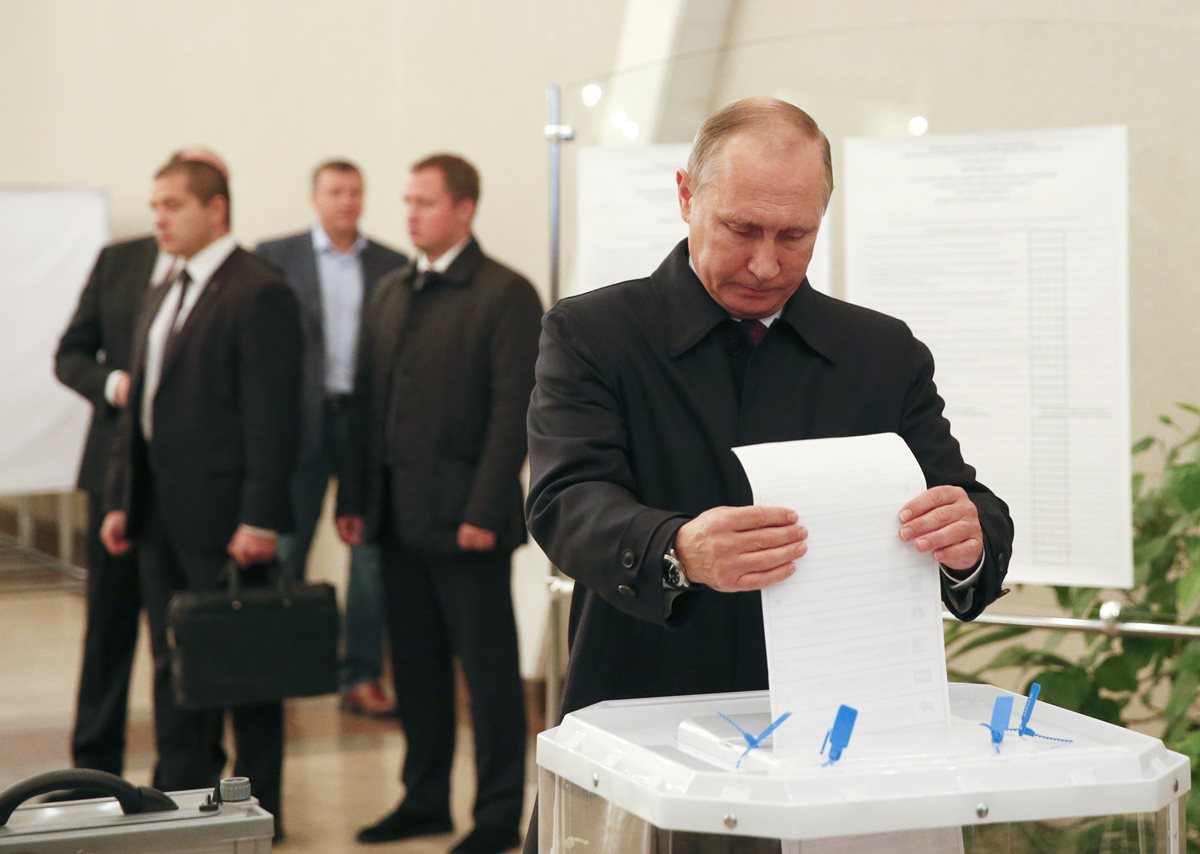 El presidente ruso, Vladimir Putin, emite su voto en Moscú. (Foto Prensa Libre: AP)