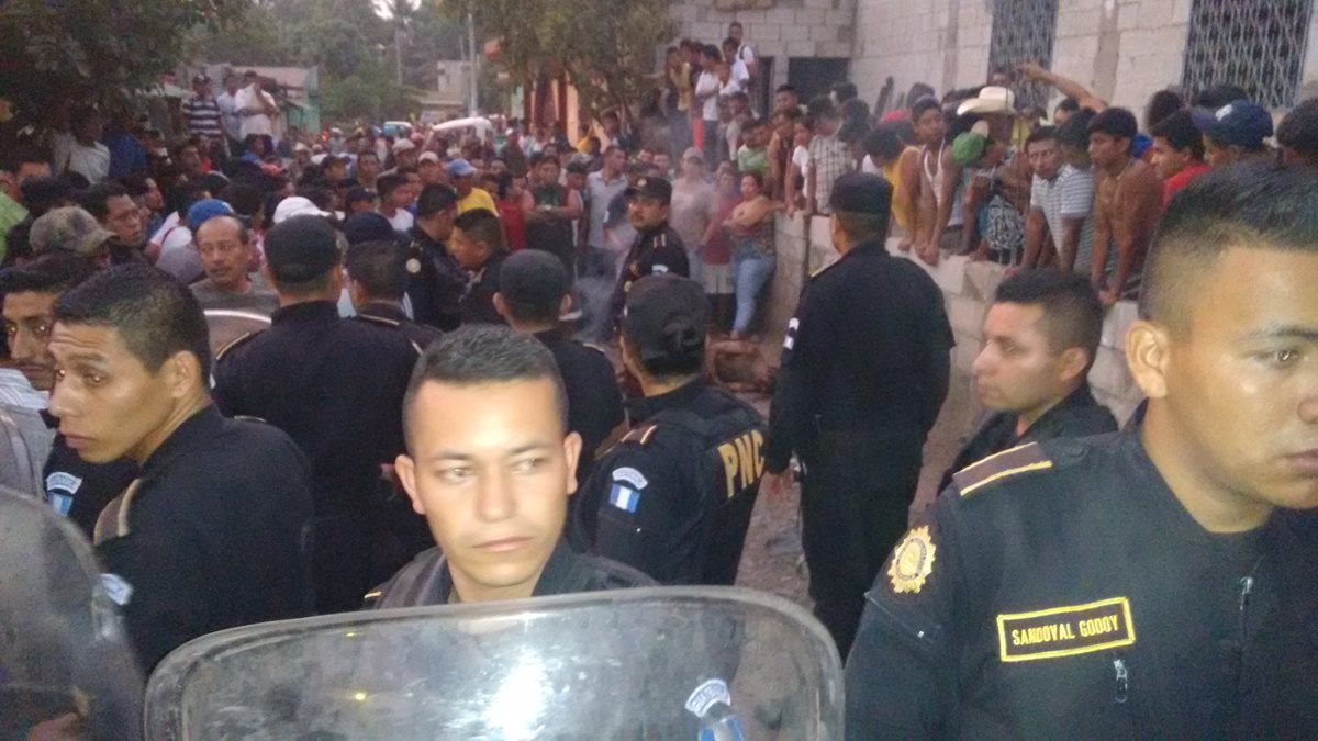 Agentes de la PNC intentan controlar a los vecinos. (Foto Prensa Libre: Oswaldo Cardona)