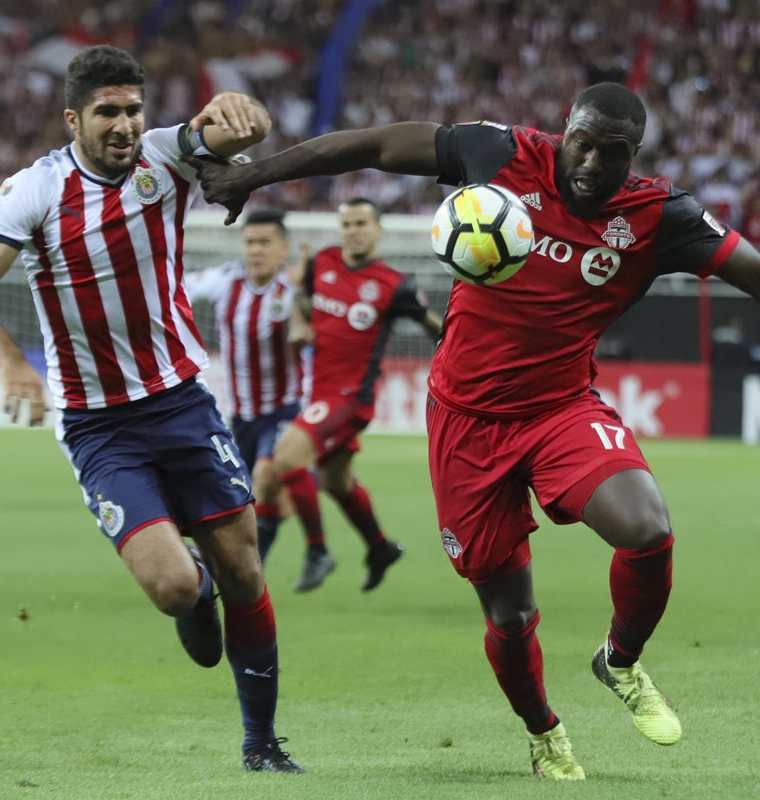 El jugador de Chivas de México Jair Pereira (i) pelea por el balón con Jozy Altidore (d) del Toronto FC de la MLS. (Foto Prensa Libre: EFE)