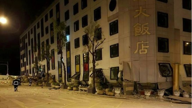 El sismo provocó daños en edificios altos y calles de la ciudad de Hualien, en la costa este de Taiwán. EPA