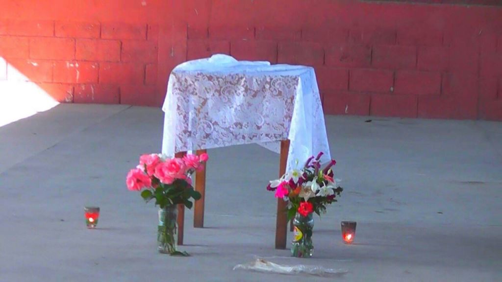 Mesa de donde fueron restirados los restos del menor en Nueva Santa Rosa, Santa Rosa. (Foto Prensa Libre: Oswaldo Cardona).